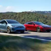 Deux Tesla Model S et Model X roulant sur une route de montagne, symbolisant la fin prochaine de la production des modèles historiques de la marque.
