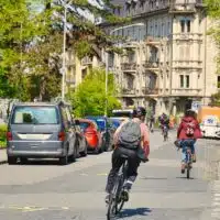 Cyclistes circulant en milieu urbain sur une voie partagée, illustrant le développement des déplacements à vélo en ville