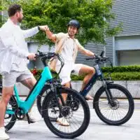 Deux cyclistes circulant à vélo électrique en milieu urbain, illustrant l’usage du vélo et des technologies intelligentes au quotidien