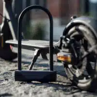 Trottinette électrique attachée à un arceau urbain avec un antivol robuste