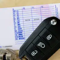 Permis de conduire et clés de voiture illustrant le financement du permis via le CPF, désormais réservé aux demandeurs d’emploi.