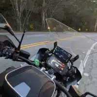 Tableau de bord de moto connectée affichant des informations de navigation et de sécurité