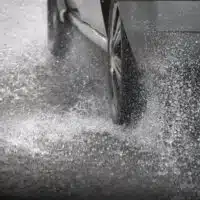 1-perte-dadherence-comment-reagir-face-a-laquaplaning-et-a-la-neige-fondue