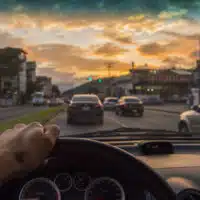 Pare-brise de voiture sans vignettes visibles, illustrant l’évolution des obligations en 2026.