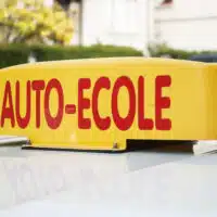 Panneau auto-école installé sur le toit d’un véhicule d’apprentissage du permis de conduire