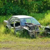 Véhicule hors d’usage abandonné dans un espace naturel, illustrant les enjeux de collecte et de recyclage automobile