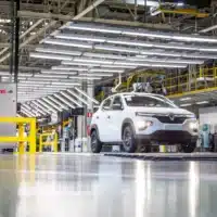 Renault assemblée sur une chaîne de production industrielle en France, illustrant l’évolution de l’usine de Cléon vers l’assemblage de moteurs électriques importés, symbole des nouveaux équilibres entre production locale et composants internationaux dans l’automobile électrique.