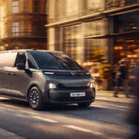 Fourgon électrique Renault circulant en milieu urbain, illustrant la transition vers les utilitaires zéro émission.