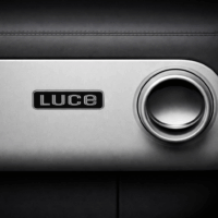 Gros plan sur le tableau de bord de la Ferrari Luce montrant l’inscription Luce et une bouche d’aération en métal