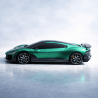 Supercar électrique verte présentée de profil dans un studio lumineux