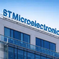 Siège de STMicroelectronics avec logo installé sur la terrasse supérieure d’un immeuble moderne