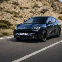 SUV électrique circulant sur route de montagne, modèle assemblé en Chine et concerné par une exemption de surtaxe douanière en Europe