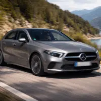 Mercedes Classe A en circulation sur route, illustrant la future génération appelée à devenir 100 % électrique et à incarner le renouveau stratégique de la compacte premium chez Mercedes.