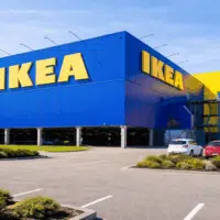 Façade d’un magasin de mobilier avec enseigne modifiée, illustrant la transition logistique et l’adoption de solutions de transport électrique.