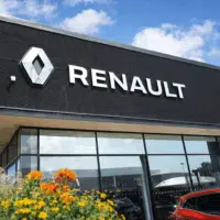 Façade d’une concession Renault avec logo et enseigne visibles, illustrant l’actualité du constructeur automobile en France.