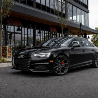 Berline Audi récente stationnée en environnement urbain, illustrant l’évolution des modèles thermiques face aux nouvelles stratégies de dénomination du constructeur.