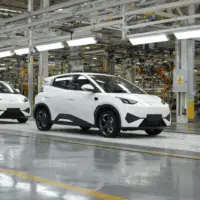 Chaîne d’assemblage automobile en Europe montrant plusieurs citadines électriques BYD en cours de production dans une usine moderne, illustrant le lancement de la fabrication locale du constructeur chinois sur le marché européen.