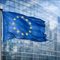 Drapeau de l’Union européenne devant un bâtiment institutionnel, symbole des débats autour du bonus “made in Europe” et de la protection de l’industrie automobile européenne.