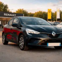 Renault Clio garée devant une concession, illustrant les enjeux juridiques autour de la suspension des ventes en Allemagne.
