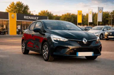 Renault Clio garée devant une concession, illustrant les enjeux juridiques autour de la suspension des ventes en Allemagne.