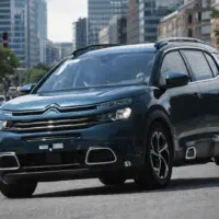 SUV Citroën circulant en milieu urbain, modèle concerné par un rappel constructeur lié à un risque d’incendie moteur