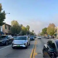 Circulation de voitures électriques dans une rue urbaine en Californie, illustrant la réduction du dioxyde d’azote et l’amélioration de la qualité de l’air.