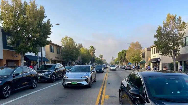 Circulation de voitures électriques dans une rue urbaine en Californie, illustrant la réduction du dioxyde d’azote et l’amélioration de la qualité de l’air.