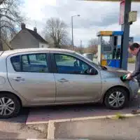 Voiture compacte bi-carburation GPL en cours de ravitaillement sur une station-service française, illustrant l’usage quotidien du carburant GPL.