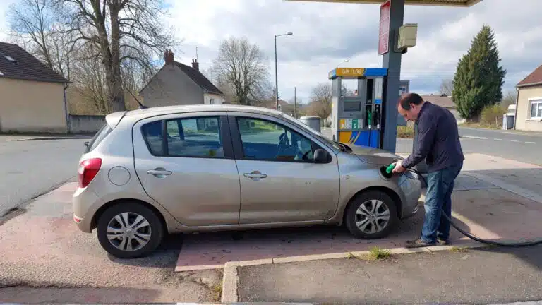 Voiture compacte bi-carburation GPL en cours de ravitaillement sur une station-service française, illustrant l’usage quotidien du carburant GPL.