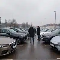 Concession automobile en Allemagne avec des véhicules thermiques et électriques, illustrant le ralentissement du marché automobile et la concurrence accrue dans un contexte économique incertain.