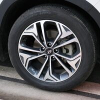 Pneu de voiture électrique soumis à une forte usure, un poste de coût souvent plus élevé que la recharge électrique