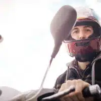 Conductrice de deux-roues portant un casque de protection, illustrant les enjeux de sécurité liés aux mobilités individuelles motorisées.