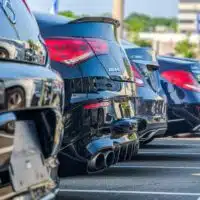 Voitures neuves stationnées dans une concession automobile en France, illustrant la chute des ventes en janvier 2026