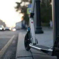 Trottinette électrique utilisée pour les déplacements quotidiens en ville, illustrant son impact écologique sur une année