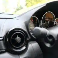 Poste de conduite d’une voiture moderne équipé d’un système de surveillance de l’attention du conducteur.