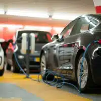 Voiture électrique en charge dans un parking souterrain, illustrant les technologies modernes et la sécurité accrue face au vol automobile