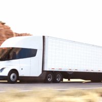 Tesla Semi blanc en circulation sur route, illustration de l’entrée en production de masse du camion électrique longue distance.