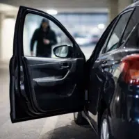 voiture ouverte tentative de vol dans un parking sombre