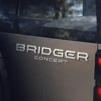 Logo « Bridger Concept » sur la carrosserie arrière du SUV Renault Bridger, avec feu arrière angulaire et roue de secours visible, illustrant le design robuste du concept 4x4 urbain.