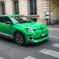 Renault R5 électrique en circulation en ville, citadine électrique française bénéficiant d’une prime à l’achat pouvant atteindre 7 650 €.