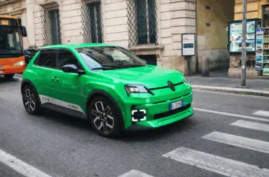 Renault R5 électrique en circulation en ville, citadine électrique française bénéficiant d’une prime à l’achat pouvant atteindre 7 650 €.
