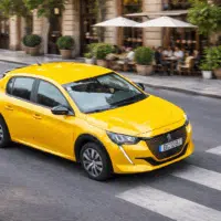 Peugeot 208 récente en circulation en ville, citadine du constructeur français désormais équipée du moteur essence Turbo 100 remplaçant progressivement le PureTech.