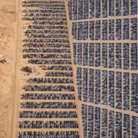 Vue aérienne de milliers de voitures Volkswagen et Audi stockées dans le désert de Mojave après le scandale du dieselgate