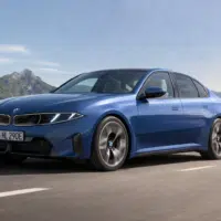 bmw i3 berline electrique roulant sur route en montagne neue klasse