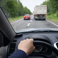 depassement voiture route conducteur volant securite code route