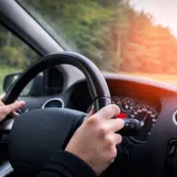 conducteur volant compteur vitesse limitation vitesse voiture route