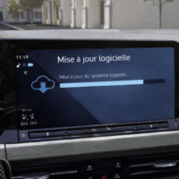 mise à jour logicielle sur l’écran infotainment d’une voiture connectée