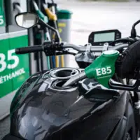 moto faisant le plein de superéthanol e85 à une station-service