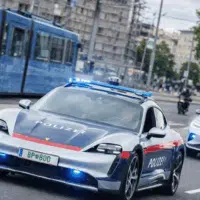 voiture de police autrichienne électrique utilisée lors d’une expérimentation pour les interventions rapides.
