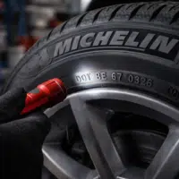 code DOT sur pneu Michelin indiquant un défaut